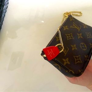 LV pochette